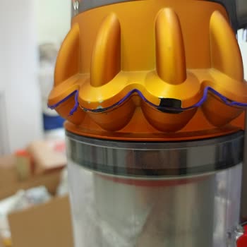 Dyson V15 Süpürgesinde Boya Soyulması Ve Hava Kaçırması Nedeniyle Ürün Değişimi Talebi