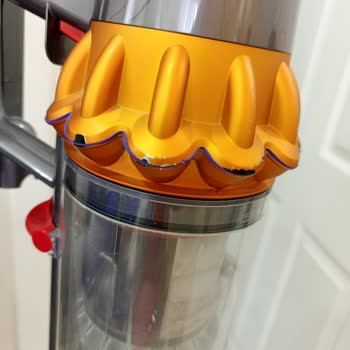 Dyson V15 Süpürgesinde Boya Soyulması Ve Hava Kaçırması Nedeniyle Ürün Değişimi Talebi
