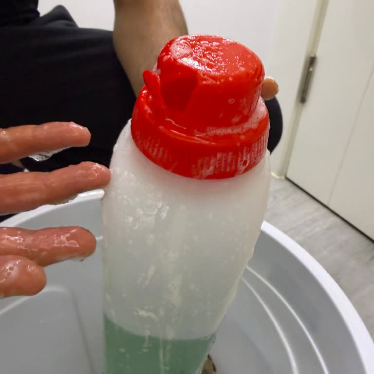 Exijo Reembolso Completo Por Producto Domestos Dañado y Vacío