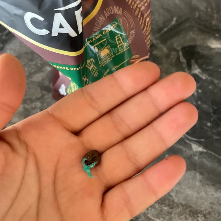 Kahve Çekirdeği Paketi İçinde Mavi Plastik Parça Ve Sağlık Endişesi