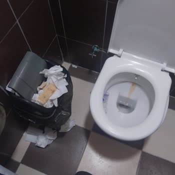 Gezegen Café’de Kadın Tuvaleti Hijyen Sorunu Ve Personelin Saygısız Davranışı