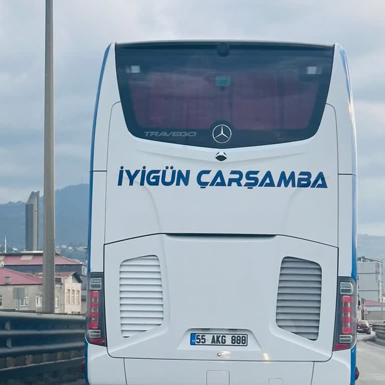 İyigün Çarşamba Otobüs Şoförünün Tehlikeli Sürüşü Trafiği Ve Yolcuları Tehdit Ediyor