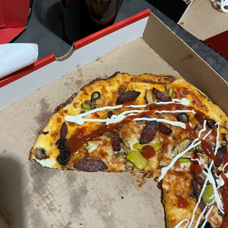 Soğuk, İnce Ve Yanmış Pizza Nedeniyle Memnuniyetsizim