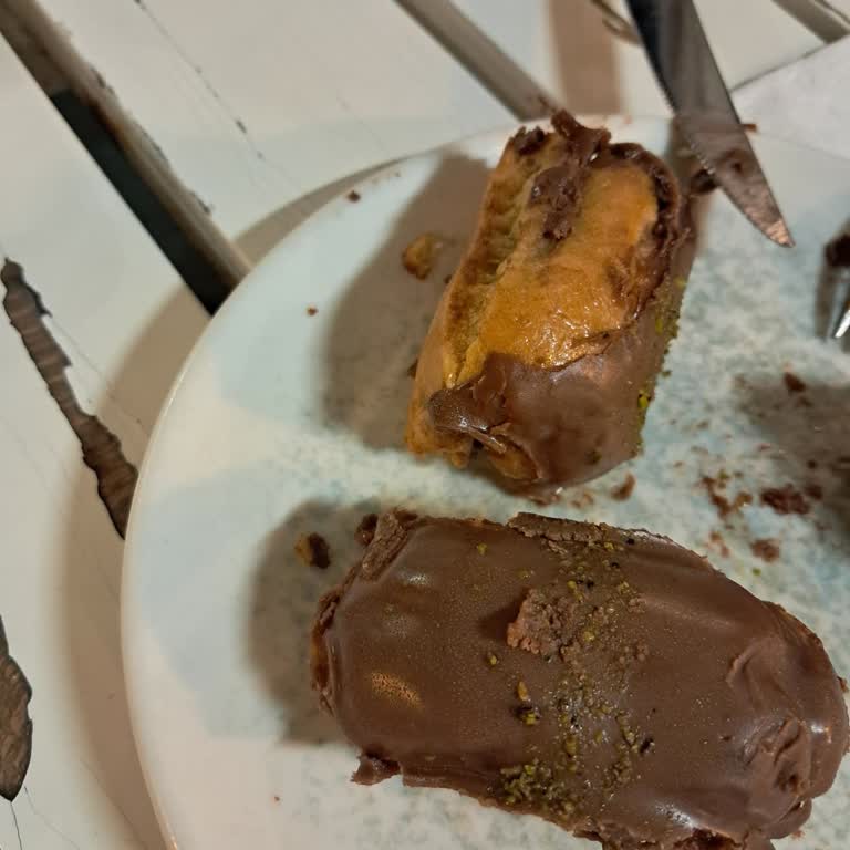 Alaçatı Muhallebicisi Kasa Arkasındaki Personelin Tabak Servisi Eksik ve Sunumu Saçma