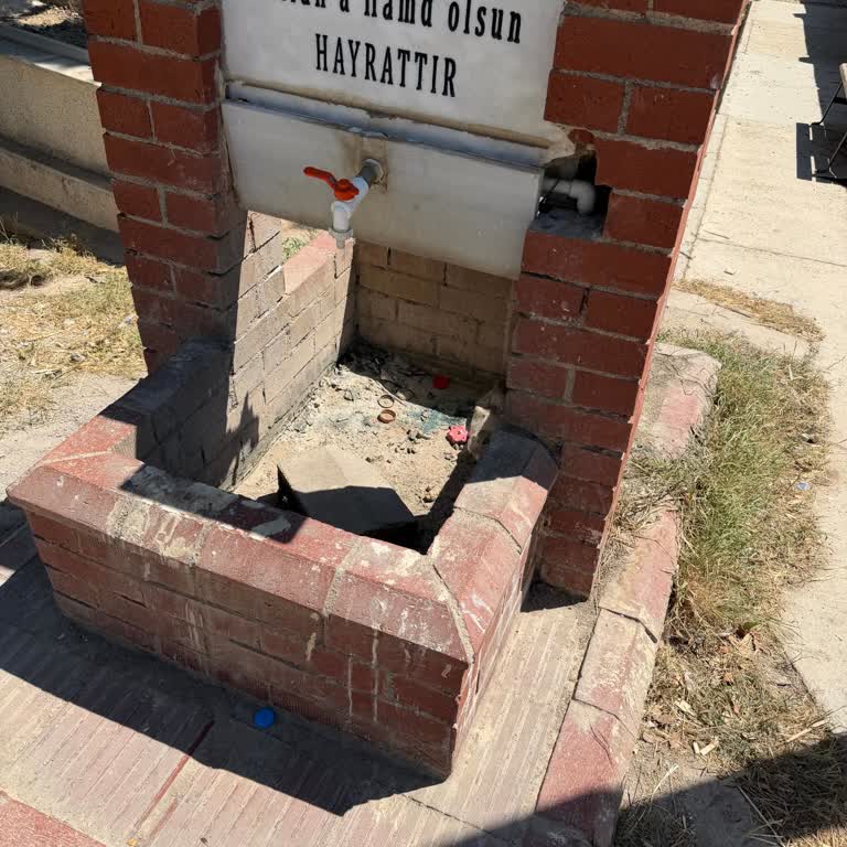 İzmir Karabağlar Uzundere Mezarlığı’nda Su Kesintisi Mezarlık Bakımını Engelliyor