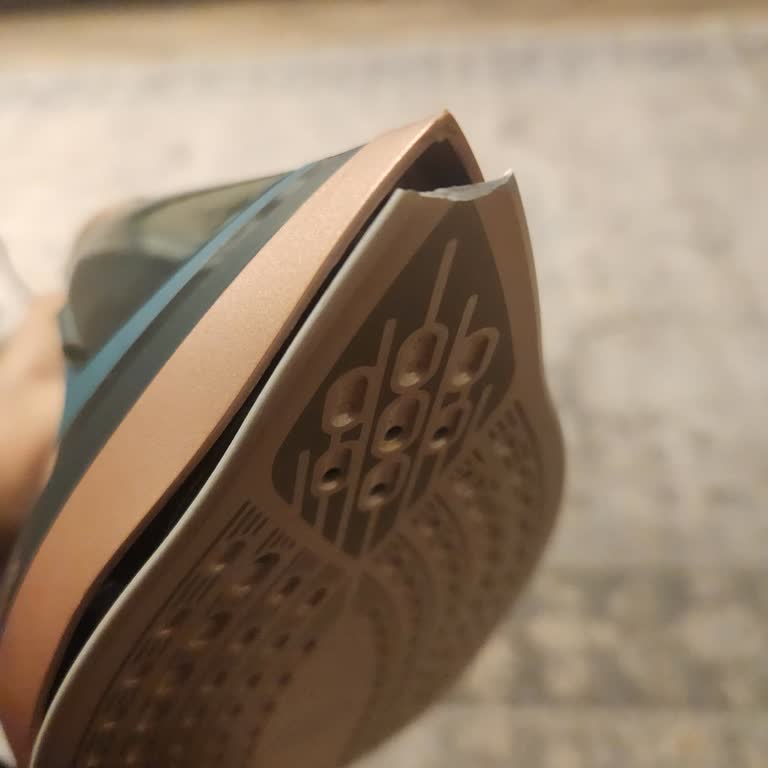 Philips Ütüsü Kısa Kullanımda Tabanı Kırıldı