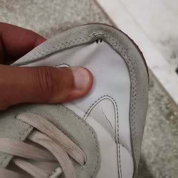Ayakkabının İç Astarı Patladı, Mağaza Yardımcı Olmadı