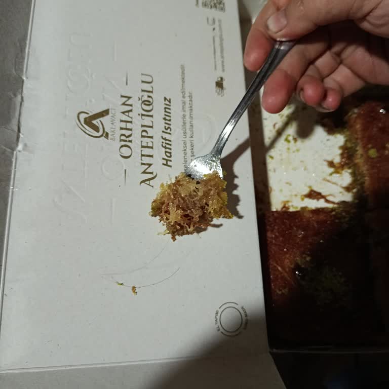 Anteplioğlu Şubesinde Kadayıfta Kıl Çıktığı İçin Hijyen Şikayeti