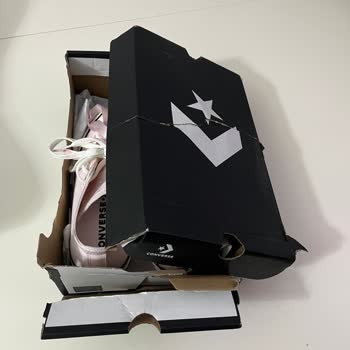 Converse Paketi Yırtılmış, Ayakkabı Kutu İçinde Düzgün Durmuyor