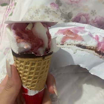 Cornetto Bol Çilekli Sorbe Dondurmanın Üst Kısmı Eksik Çıktı