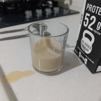 Tarih Geçmemiş Sek Protein Süt Bozulmuş Ve Sağlık Riski