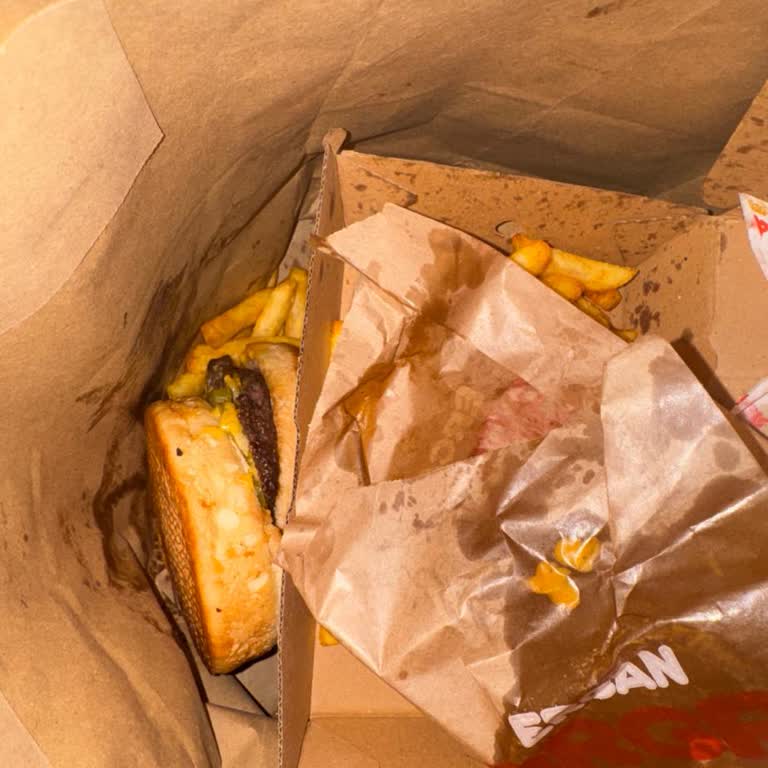 Ümraniye Ercan Burger Şubesinde Bozuk Ve Bayat Sipariş İadesi