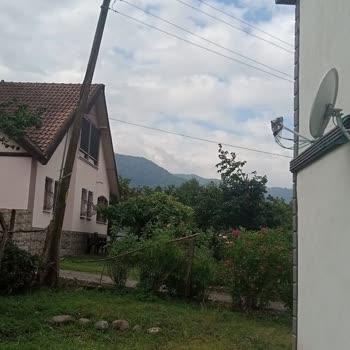 Evim Üzerine Yönelen Tehlikeli Elektrik Direği İçin Acil Değişim Talebi