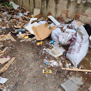 Esenler Menderes Mahallesinde Çöp Yığınına Hızlı Ve Kalıcı Çözüm İsteği