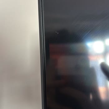 Jelatin Kapağı Açılmış Ve Çiziklerle Gelen Samsung TV'de Müşteri Mağduriyeti
