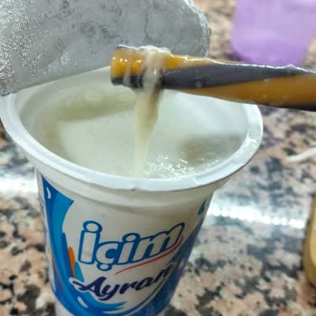 İçim Ayranın İçinde Sümüksü, Anormal Bir Yapı Olduğunu Gördük