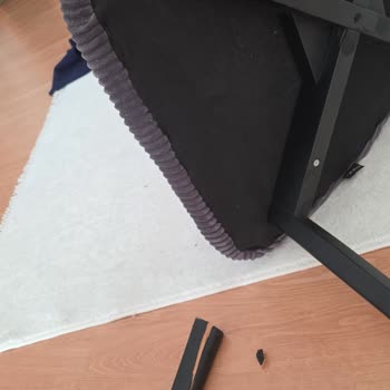 Minar Mobilya Maltepe Şubesi Teşhir Ürün Olduğu Söylenen Kırık Ve Hasarlı Mobilyalar