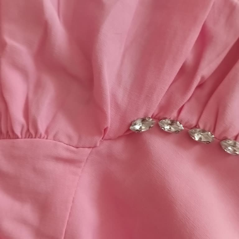 Zoom Butik’te Satın Alınan Pembe Prenses Elbisede Dikiş Kusurları
