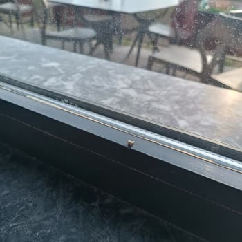 Sivas Köfteci Yusuf Şubesinde Kara Sinekler Ve Kırık Cam Nedeniyle Hijyen Korkusu