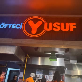 İlgisiz Ve Kaba Çalışanların Sorulara Gülerek Cevap Vermesi