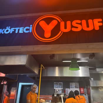 İlgisiz Ve Kaba Çalışanların Sorulara Gülerek Cevap Vermesi