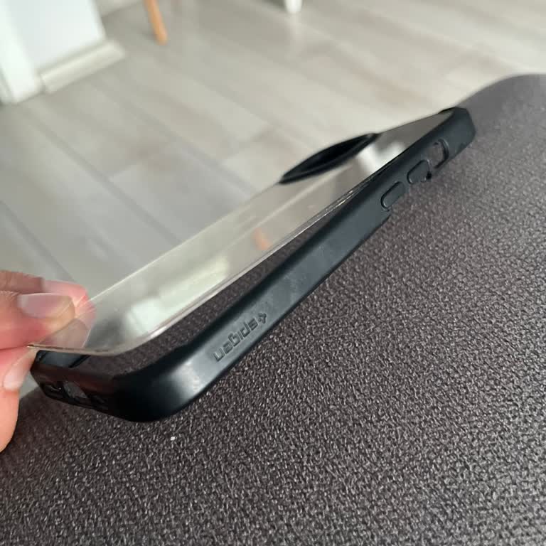 Spigen Telefon Kılıfı Kısa Sürede Çatladı Ve İade Talep Ediliyor
