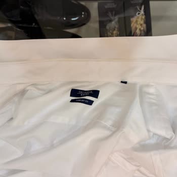 Damatlıkta Lekeli Gömlek Ve Ütüsüz Pantolon Teslimatı