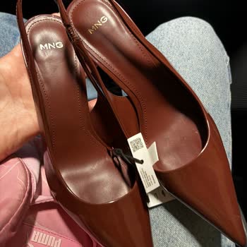 Mango Mağazasında 45 Dakika Bekletti Ve Kirli Etiketi Kopmuş Ayakkabıyı Satın Almak Zorunda Bıraktı