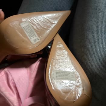 Mango Mağazasında 45 Dakika Bekletti Ve Kirli Etiketi Kopmuş Ayakkabıyı Satın Almak Zorunda Bıraktı