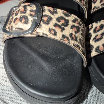 Deichmann Kadın Terliğinin Tabanda Hızlı Soyulması Ve Ayağı Boyaması