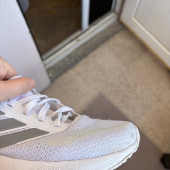 Amazon'dan Adidas Runfalcon 5W Ayakkabıda 2 Ayda Topuk Yırtılması Ve Üst Yüzeyde Aşırı Yıpranma