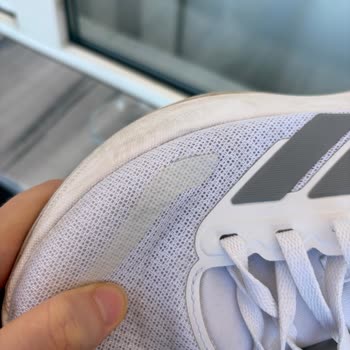 Amazon'dan Adidas Runfalcon 5W Ayakkabıda 2 Ayda Topuk Yırtılması Ve Üst Yüzeyde Aşırı Yıpranma