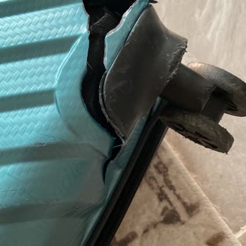 Ajet Uçuşunda Valizlerimde Büyük Hasar Ve Çözüm Beklemede