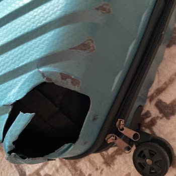 Ajet Uçuşunda Valizlerimde Büyük Hasar Ve Çözüm Beklemede