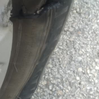 Köprü Yakınlarındaki Çıkık Demirler Nedeniyle Çoklu Lastik Patlamaları Ve Acil Yol Güvenliği Talebi