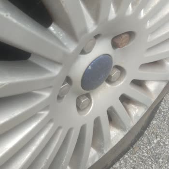 Köprü Yakınlarındaki Çıkık Demirler Nedeniyle Çoklu Lastik Patlamaları Ve Acil Yol Güvenliği Talebi