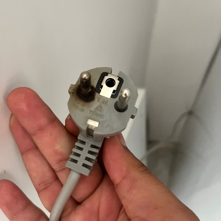 Bitlis Hizan’da Sürekli Ve Plansız Elektrik Kesintileri Mağduriyeti