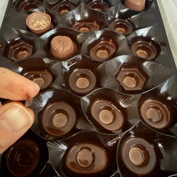 Bolçi Çikolatasının İçindeki Cam Parçası Çocukları Tehlikeye Atıyor