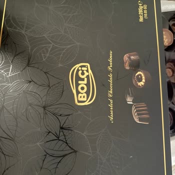 Bolçi Çikolatasının İçindeki Cam Parçası Çocukları Tehlikeye Atıyor