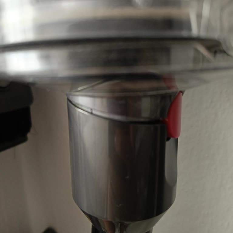 Garanti Kapsamındaki Dyson V12 Boru Parçası Yamulması Kullanıcı Hatası Olarak Reddedildi