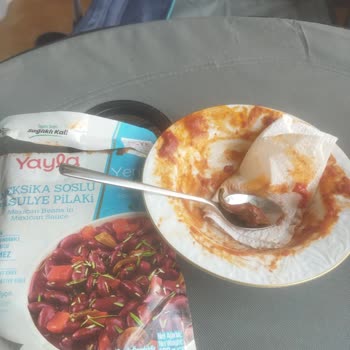 Meksika Soslu Fasulye Pilakinin İçinde Biber Sapı Çıktı: Üretim Hatası Ve Gıda Güvenliği Endişesi
