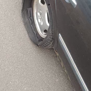 Lassa Revola Lastiği 100 Km/s Hızda Patladı Ve Marşpiyel Hasarı Oluştu