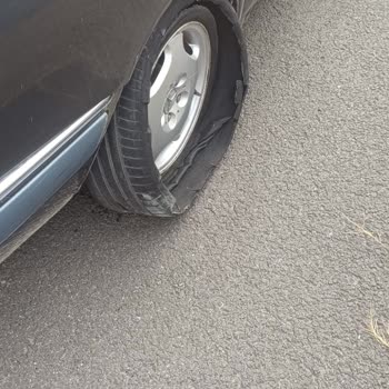 Lassa Revola Lastiği 100 Km/s Hızda Patladı Ve Marşpiyel Hasarı Oluştu