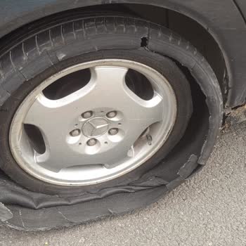 Lassa Revola Lastiği 100 Km/s Hızda Patladı Ve Marşpiyel Hasarı Oluştu