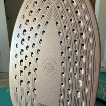 Philips Ütü Beyaz Kıyafetlerde Sarı Ve Kireç Lekeleri Bırakıyor