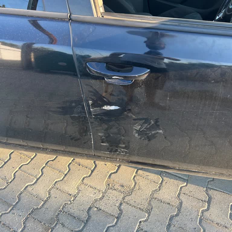Kaner Şirketine Ait Ford Fiesta Tarafından Çarpılan Volkswagen Golf Ve Kaçan Sürücü