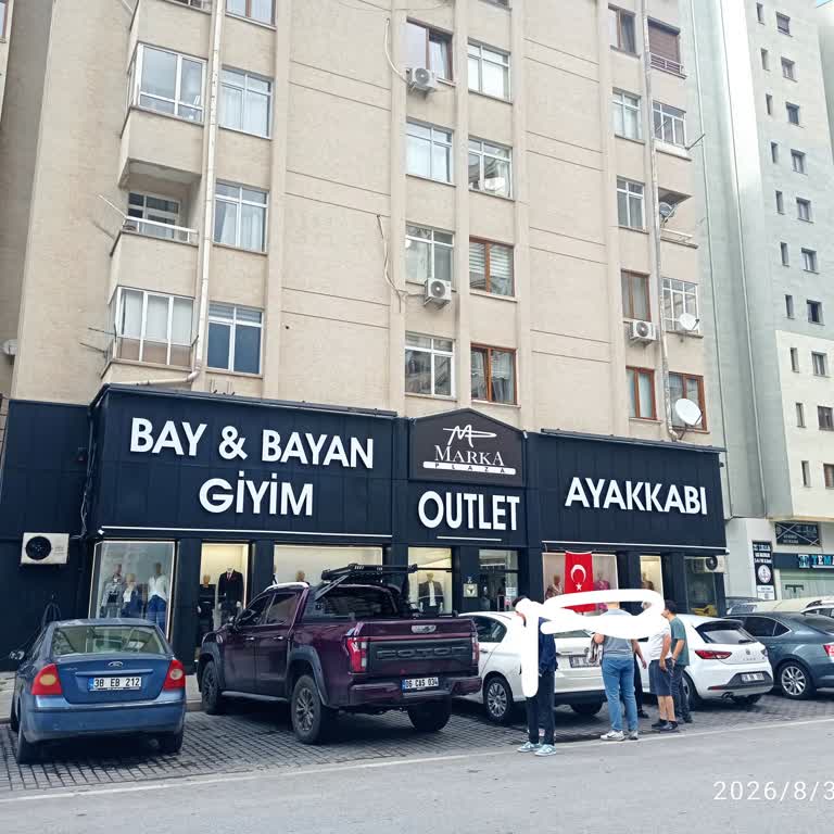 Mağaza Sahibi Çalışanına Bağırıp Müşteriyi İttı