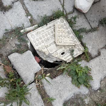 Kırık Superonline Rögar Kapağı Yayaları Tehlikeye Atıyor