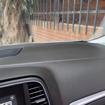 Renault Kartal Servisinde İç Mekana Yağlı Parlatıcı Uygulaması