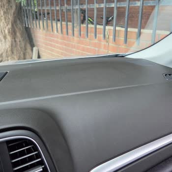 Renault Kartal Servisinde İç Mekana Yağlı Parlatıcı Uygulaması